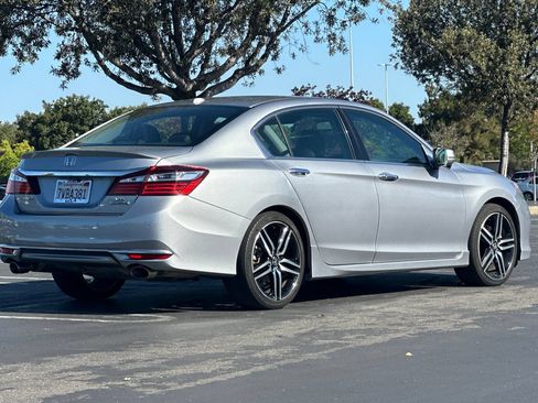 Used 2017 Honda Accord Touring image 4