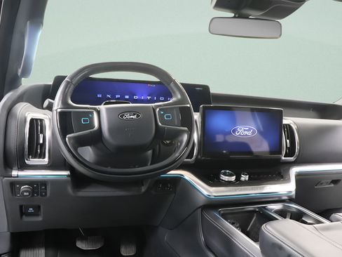 Used 2025 Ford Expedition Platinum w/ Stealth Performance Package AWD/4WD image 9