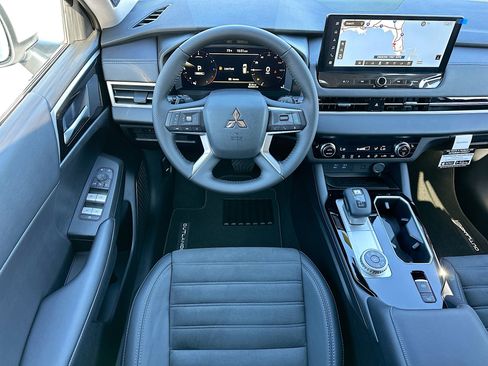New 2025 Mitsubishi Outlander SE image 16