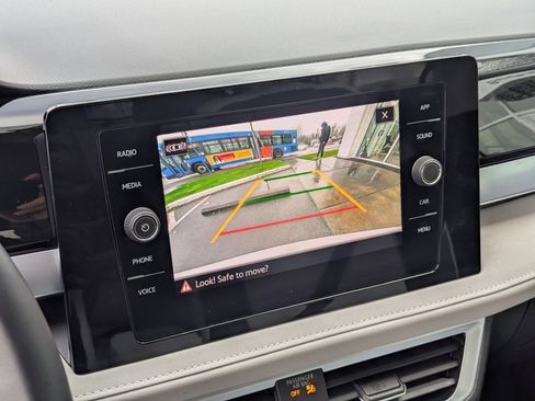 Used 2025 Volkswagen Taos SE image 19