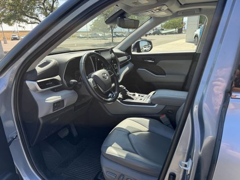 Used 2021 Toyota Highlander XLE AWD/4WD image 10