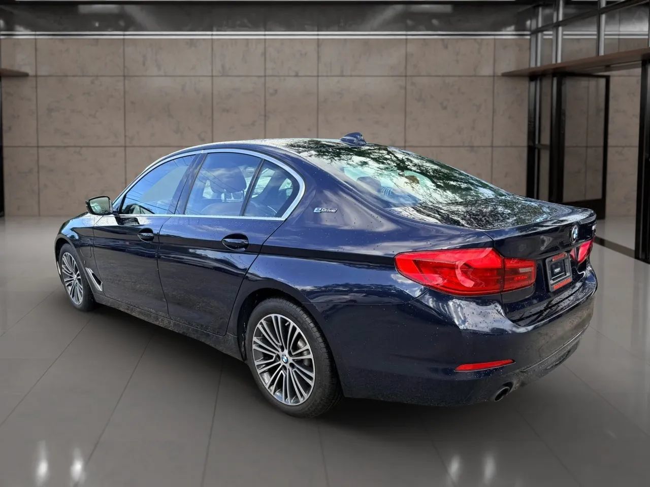 Used 2019 BMW 530e w/ Convenience Package RWD image 5