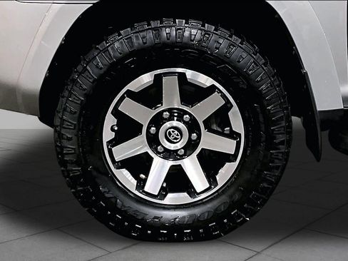 Used 2018 Toyota 4Runner TRD Off-Road Premium AWD/4WD image 11