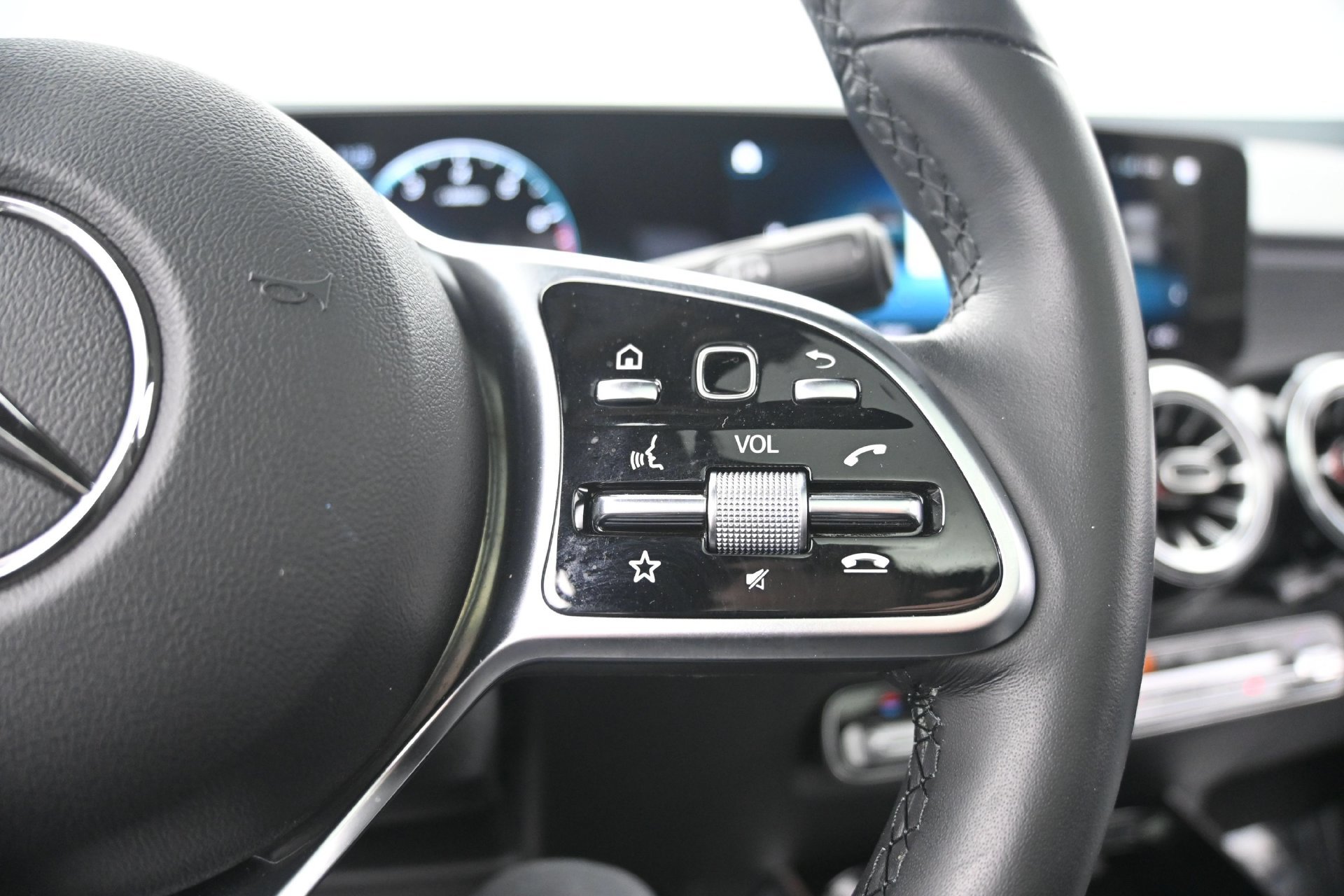 Used 2023 Mercedes-Benz GLB 250 4MATIC image 24