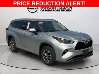 Used 2021 Toyota Highlander XLE AWD/4WD video 1