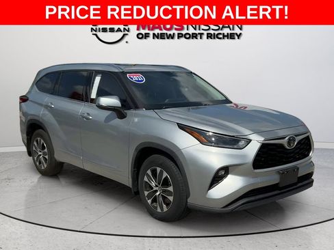 Used 2021 Toyota Highlander XLE AWD/4WD image 1