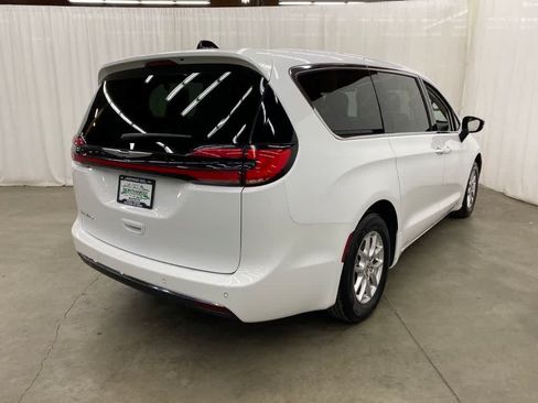 Used 2024 Chrysler Pacifica Touring-L FWD image 6