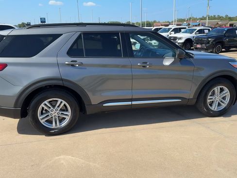 Used 2024 Ford Explorer XLT w/ Equipment Group 202A RWD image 8