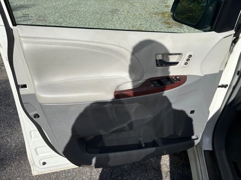 Used 2013 Toyota Sienna Limited image 9