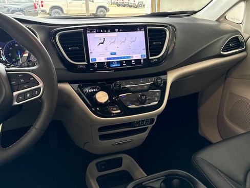 Used 2024 Chrysler Pacifica Touring-L FWD image 23