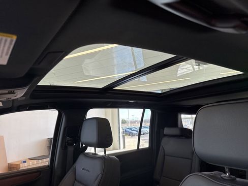 Used 2025 GMC Yukon XL Denali w/ Sun & Power Step Package image 22