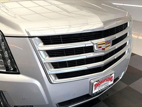 Used 2019 Cadillac Escalade ESV Luxury AWD/4WD image 29