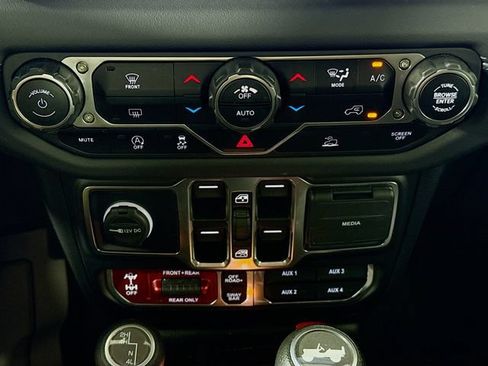Used 2024 Jeep Wrangler Unlimited Rubicon AWD/4WD image 13