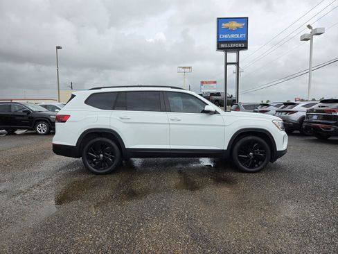 Used 2024 Volkswagen Atlas SE w/ Panoramic Sunroof Package FWD image 6