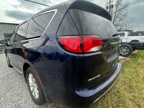 Used 2019 Chrysler Pacifica Touring-L image 10