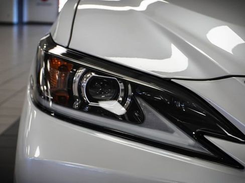 Used 2025 Lexus ES 300h w/ Premium Package image 28