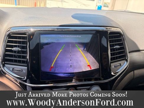 Used 2019 Jeep Grand Cherokee Altitude image 12