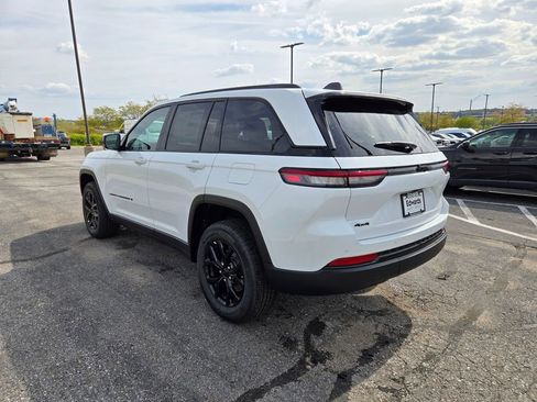 New 2025 Jeep Grand Cherokee Altitude image 11