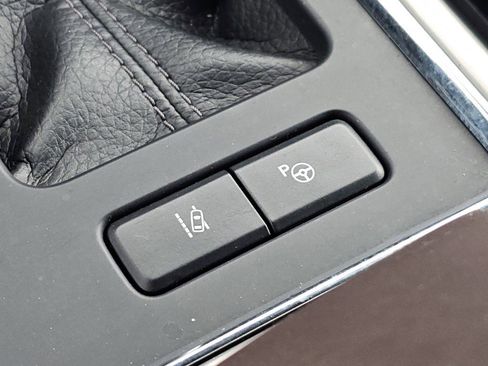 Used 2015 Ford F150 Platinum w/ Equipment Group 701A Luxury image 12