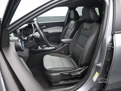 Used 2025 Chevrolet Trax LT w/ LT Convenience Package FWD image 19