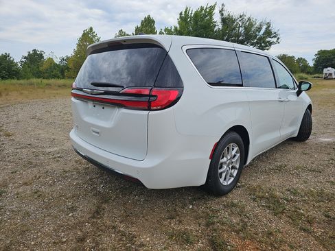 Used 2023 Chrysler Pacifica Touring-L FWD image 4