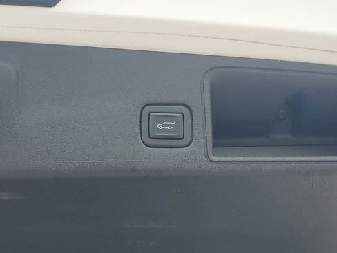 Used 2023 GMC Terrain SLT w/ Infotainment Package II FWD image 10