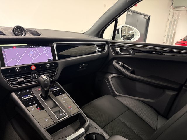 Certified 2026 Porsche Macan AWD/4WD image 15