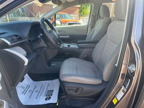 Used 2022 Toyota Sienna LE FWD image 14
