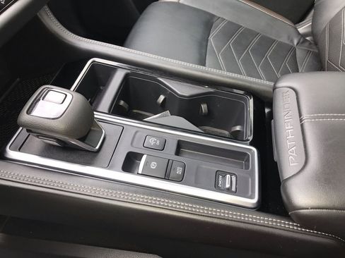 Used 2024 Nissan Pathfinder Platinum FWD image 21