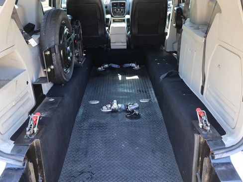 Used 2017 Dodge Grand Caravan SXT FWD image 4