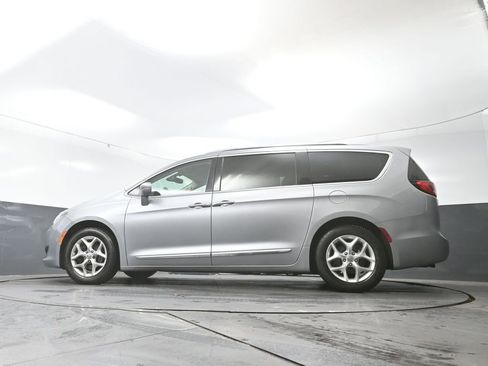 Used 2018 Chrysler Pacifica Touring-L w/ Tire & Wheel Group image 28