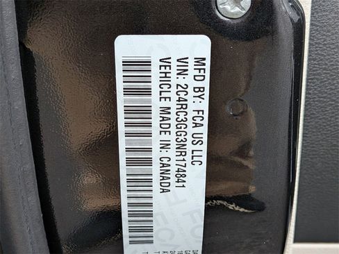 Used 2022 Chrysler Pacifica Limited w/ Uconnect Theater Family Group image 39