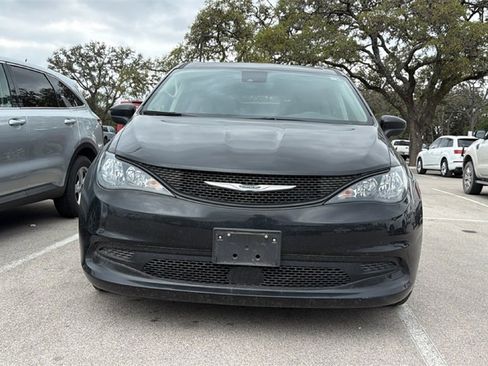 Used 2023 Chrysler Voyager LX image 2