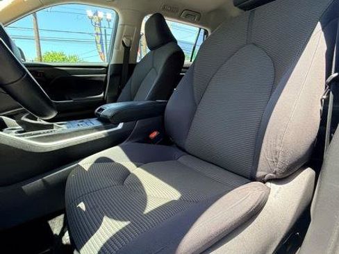 Used 2023 Toyota Highlander LE AWD/4WD image 11