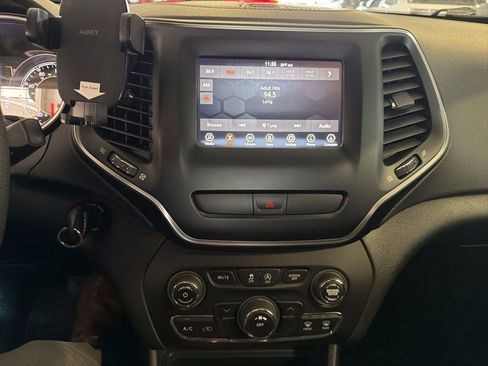 Used 2019 Jeep Cherokee Latitude w/ Popular Appearance Group image 7