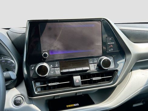 Used 2024 Toyota Highlander XLE FWD image 28