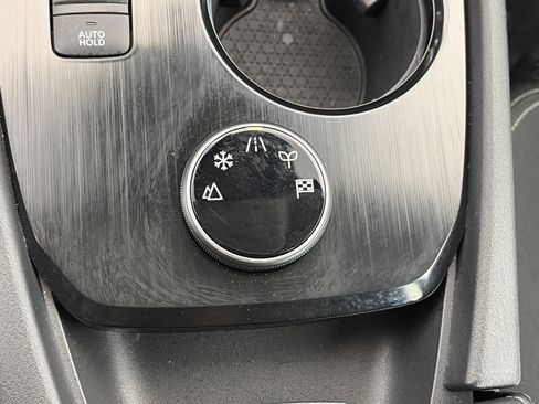 Certified 2025 Nissan Rogue SV image 24