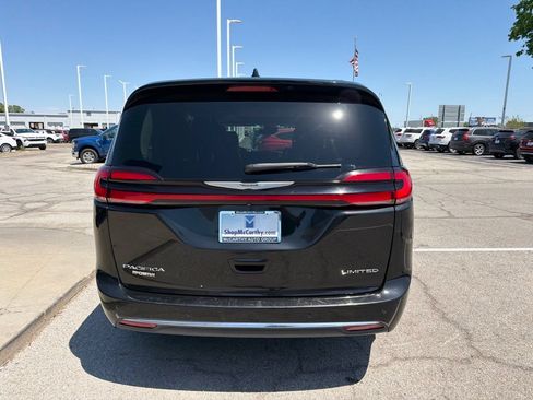 Used 2023 Chrysler Pacifica Limited FWD image 4
