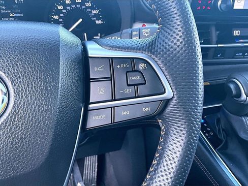 Used 2024 Toyota Sienna XLE Woodland Edition image 19