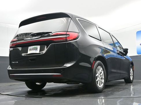 Used 2025 Chrysler Pacifica Select image 22