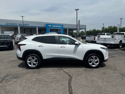 New 2026 Chevrolet Trax LS w/ LS Convenience Package FWD image 2