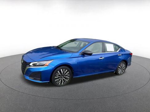 Used 2025 Nissan Altima 2.5 SV FWD image 8