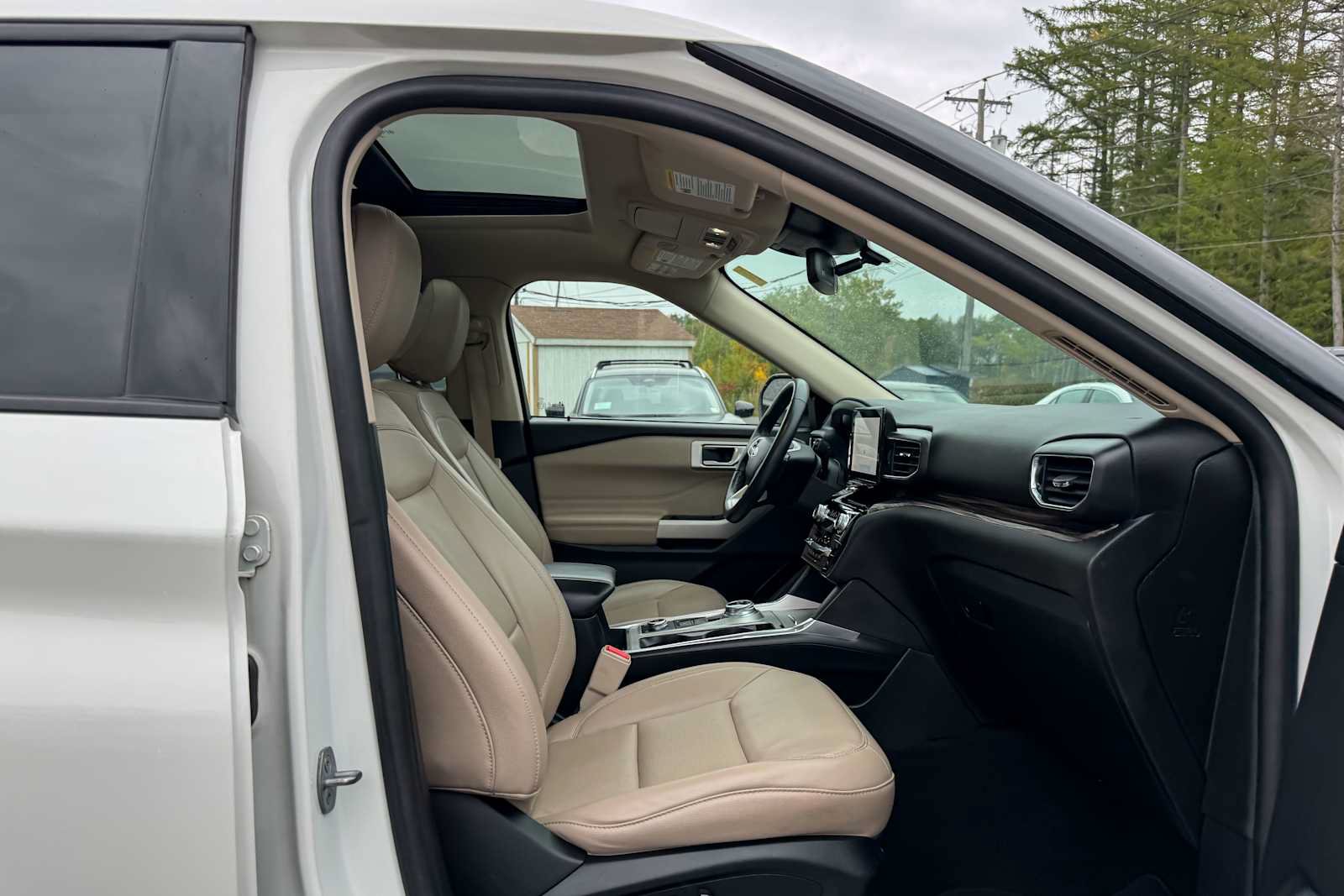 Used 2022 Ford Explorer Limited w/ Equipment Group 301A AWD/4WD image 9