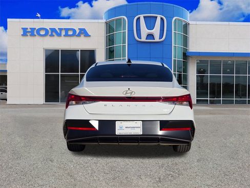 Used 2025 Hyundai Elantra Limited image 4