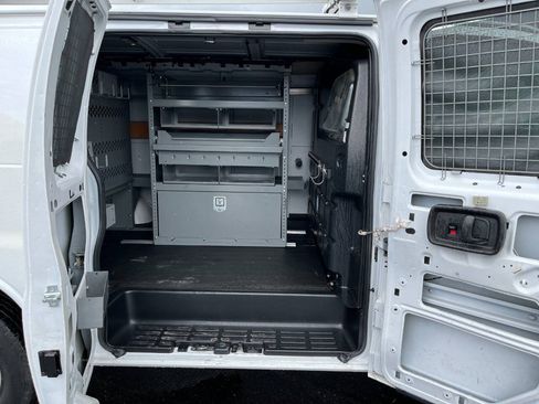 Used 2018 Chevrolet Express 2500 w/ Driver Convenience Package RWD image 18