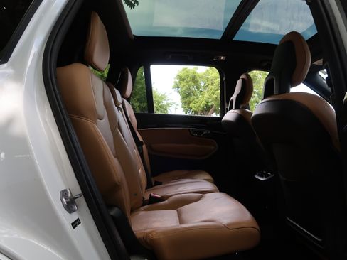 Used 2016 Volvo XC90 T6 Momentum w/ Momentum Plus Package AWD/4WD image 40