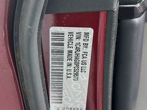 Used 2023 Jeep Grand Cherokee Laredo image 12