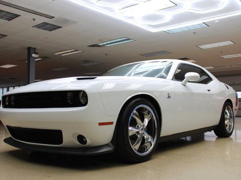 Used 2016 Dodge Challenger R/T Scat Pack w/ Leather Interior Group image 3