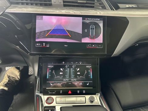 Used 2022 Audi e-tron S Prestige w/ Prestige Package image 21