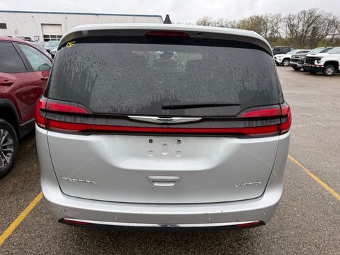 Used 2024 Chrysler Pacifica Limited FWD image 3